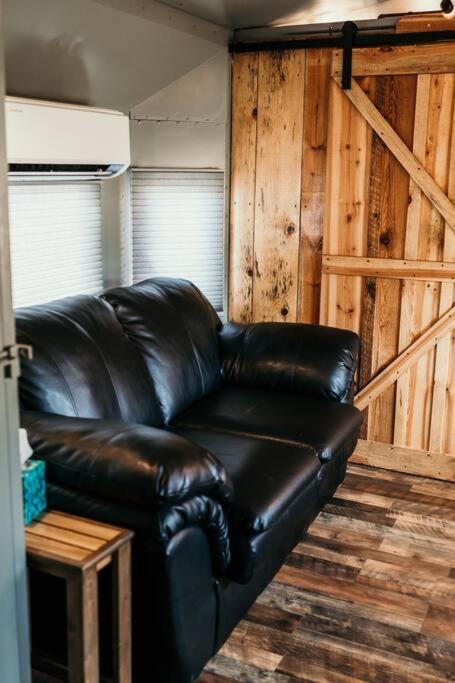 Вилла Bourbon Trail: Caboose On The Farm Lawrenceburg Экстерьер фото