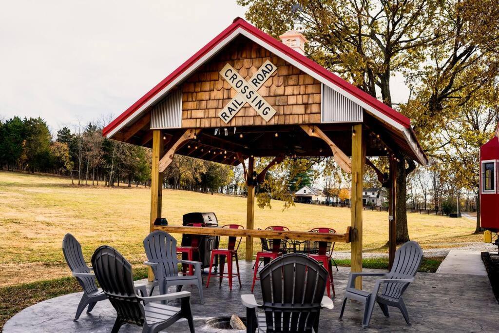 Вилла Bourbon Trail: Caboose On The Farm Lawrenceburg Экстерьер фото