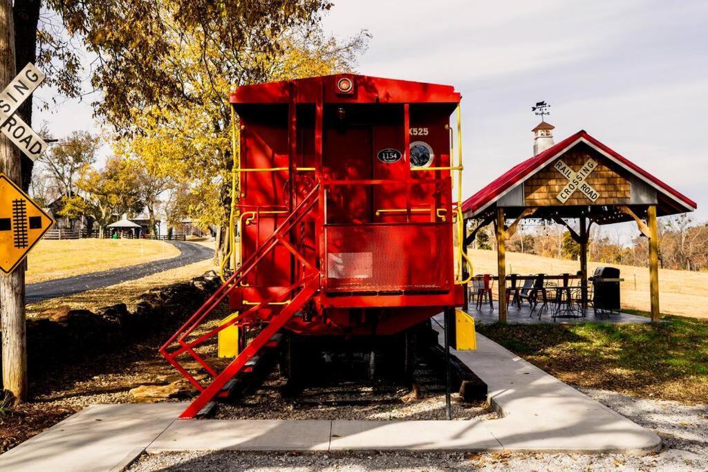 Вилла Bourbon Trail: Caboose On The Farm Lawrenceburg Экстерьер фото