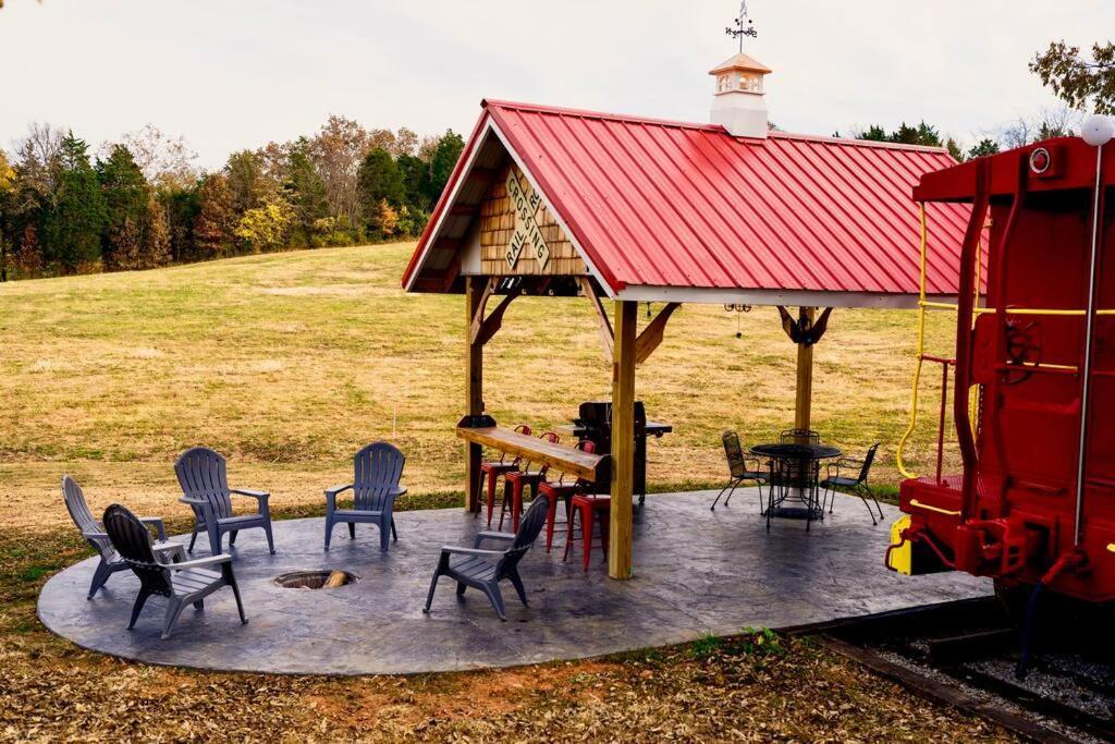 Вилла Bourbon Trail: Caboose On The Farm Lawrenceburg Экстерьер фото